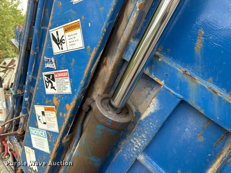 image for item FG3035 1991 Mack MR688P refuse truck