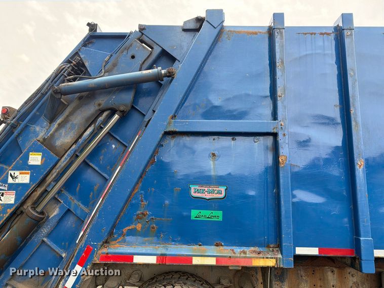 image for item FG3035 1991 Mack MR688P refuse truck
