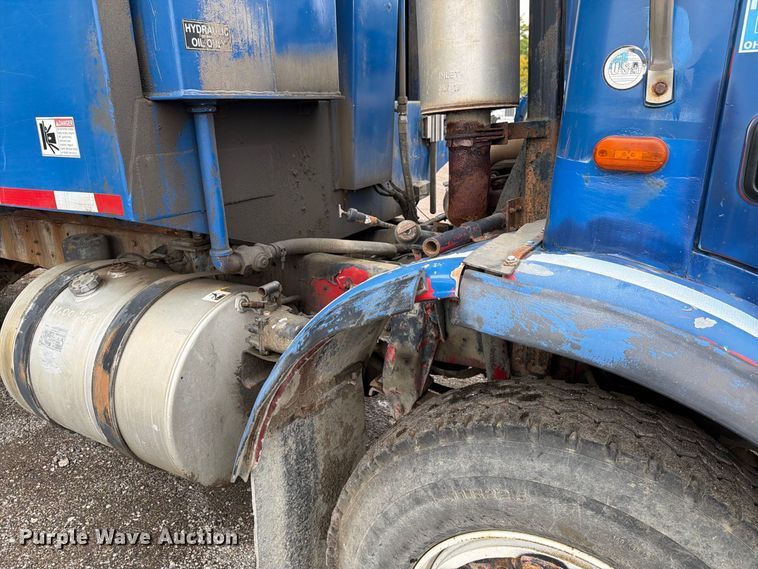image for item FG3035 1991 Mack MR688P refuse truck