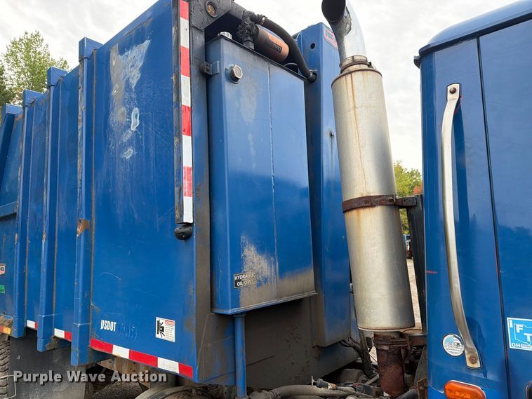 image for item FG3035 1991 Mack MR688P refuse truck
