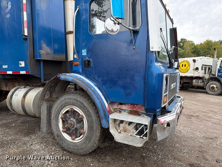 image for item FG3035 1991 Mack MR688P refuse truck