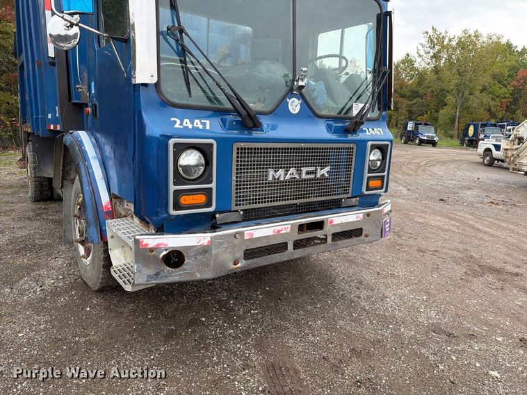 image for item FG3035 1991 Mack MR688P refuse truck