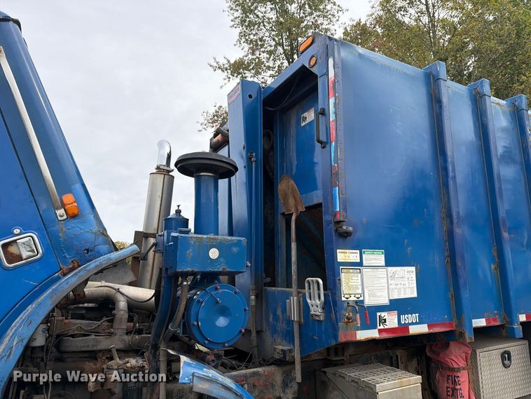 image for item FG3035 1991 Mack MR688P refuse truck