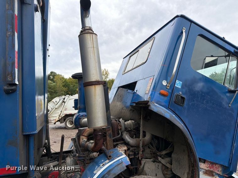 image for item FG3035 1991 Mack MR688P refuse truck