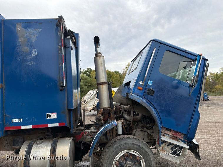 image for item FG3035 1991 Mack MR688P refuse truck
