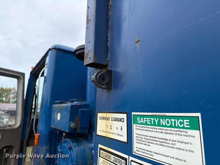 image for item FG3035 1991 Mack MR688P refuse truck