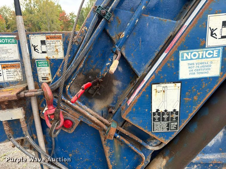 image for item FG3035 1991 Mack MR688P refuse truck