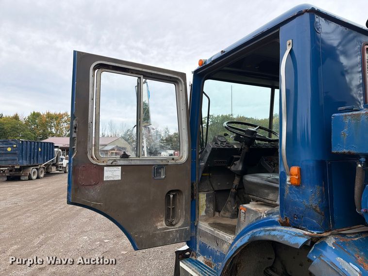 image for item FG3035 1991 Mack MR688P refuse truck