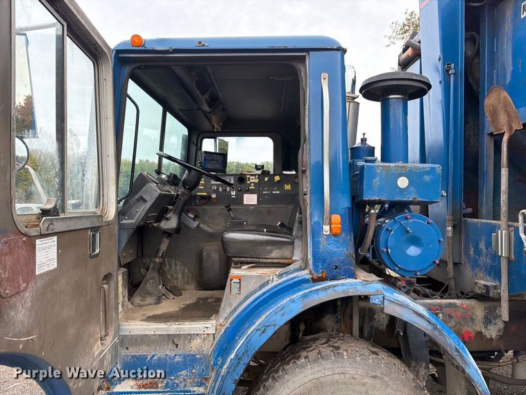 image for item FG3035 1991 Mack MR688P refuse truck