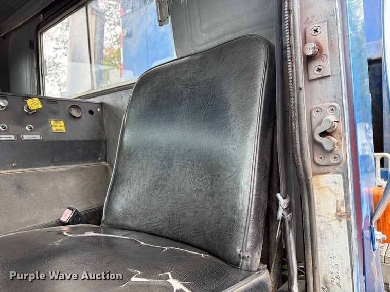 image for item FG3035 1991 Mack MR688P refuse truck