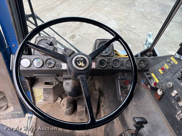 image for item FG3035 1991 Mack MR688P refuse truck