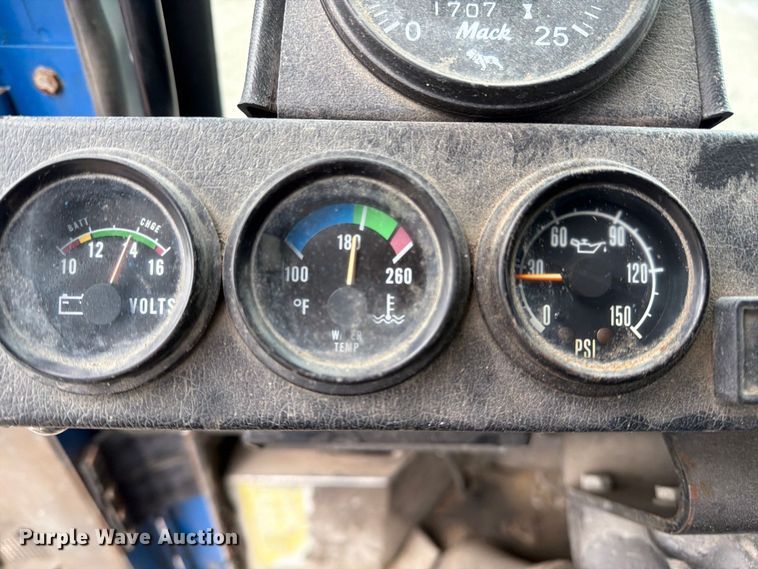 image for item FG3035 1991 Mack MR688P refuse truck