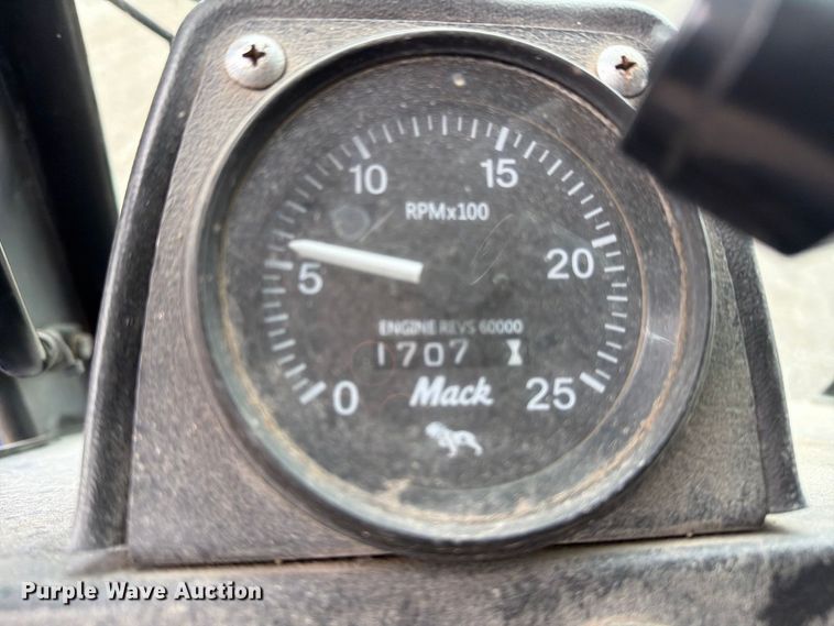 image for item FG3035 1991 Mack MR688P refuse truck