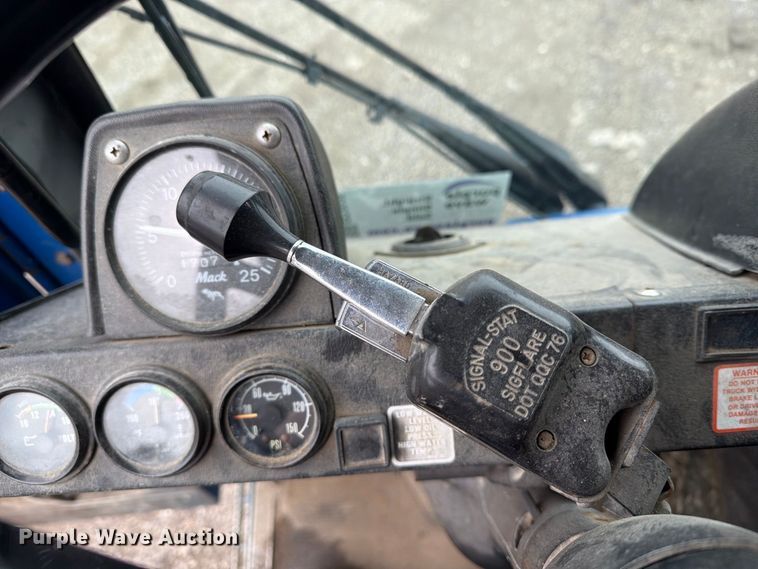 image for item FG3035 1991 Mack MR688P refuse truck
