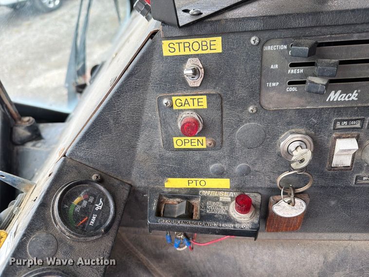 image for item FG3035 1991 Mack MR688P refuse truck
