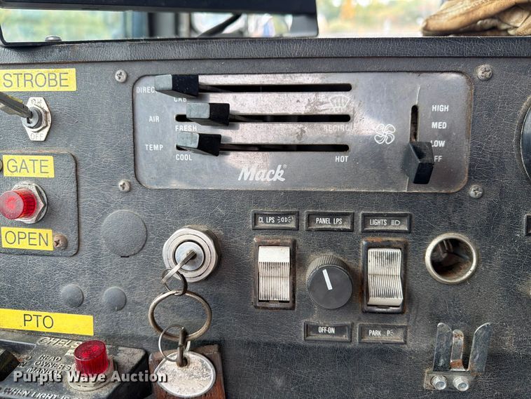 image for item FG3035 1991 Mack MR688P refuse truck