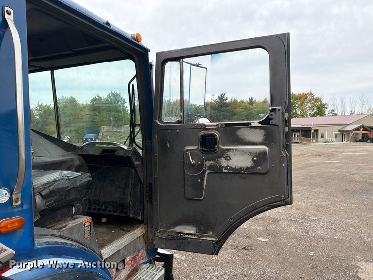 image for item FG3035 1991 Mack MR688P refuse truck