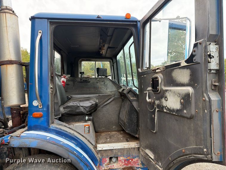 image for item FG3035 1991 Mack MR688P refuse truck
