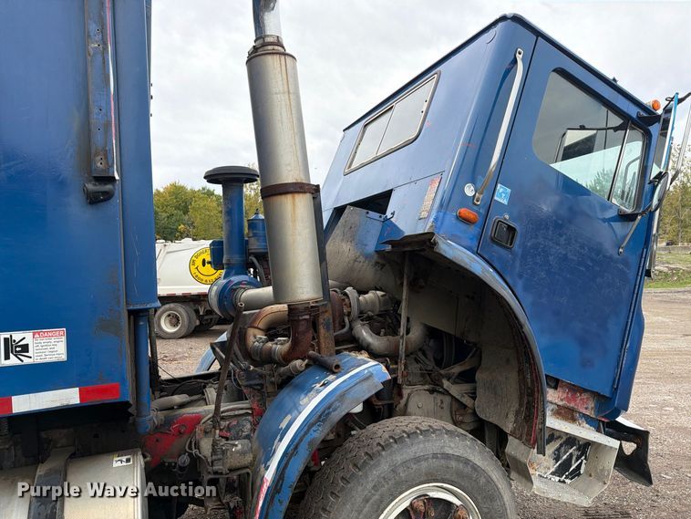 image for item FG3035 1991 Mack MR688P refuse truck