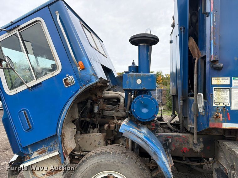 image for item FG3035 1991 Mack MR688P refuse truck