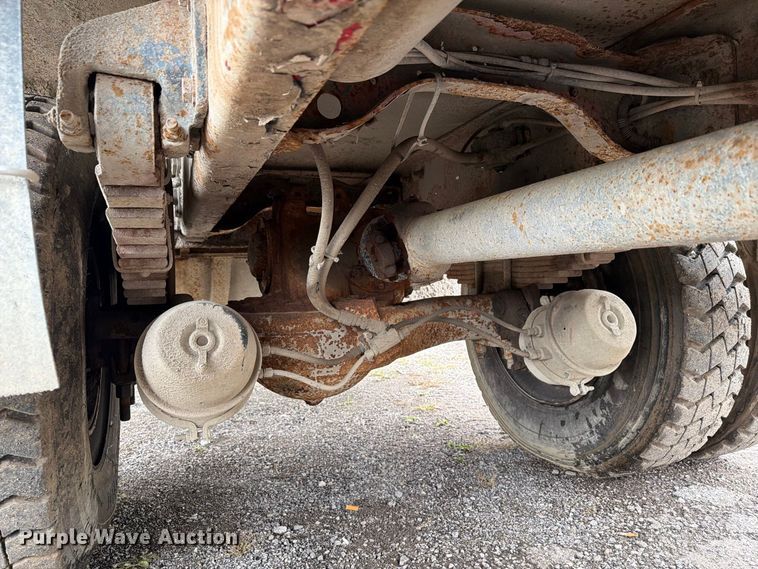 image for item FG3035 1991 Mack MR688P refuse truck