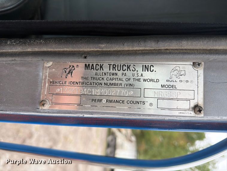 image for item FG3035 1991 Mack MR688P refuse truck