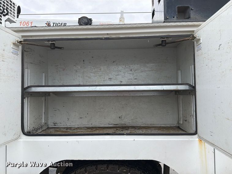 image for item FH6420 2018 Ford F750 Super Duty Ext. Cab utility / service truck