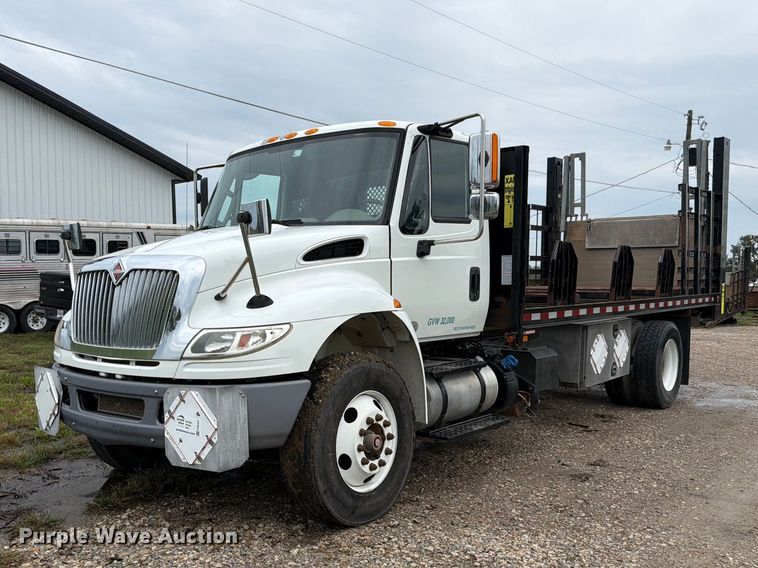 image for item FH6421 2016 International 4400 flatbed truck