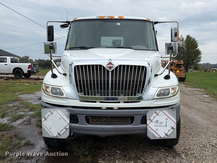 image for item FH6421 2016 International 4400 flatbed truck