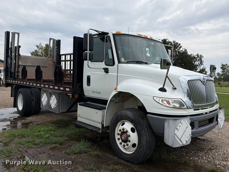 image for item FH6421 2016 International 4400 flatbed truck