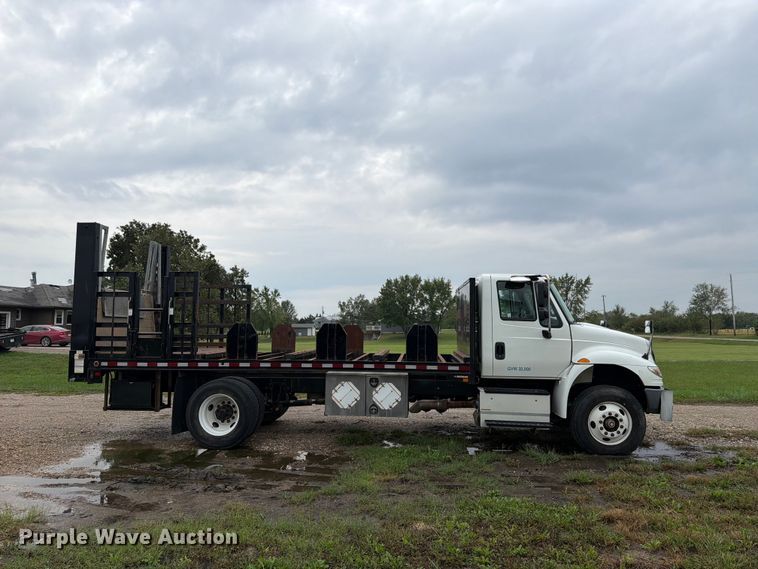 image for item FH6421 2016 International 4400 flatbed truck