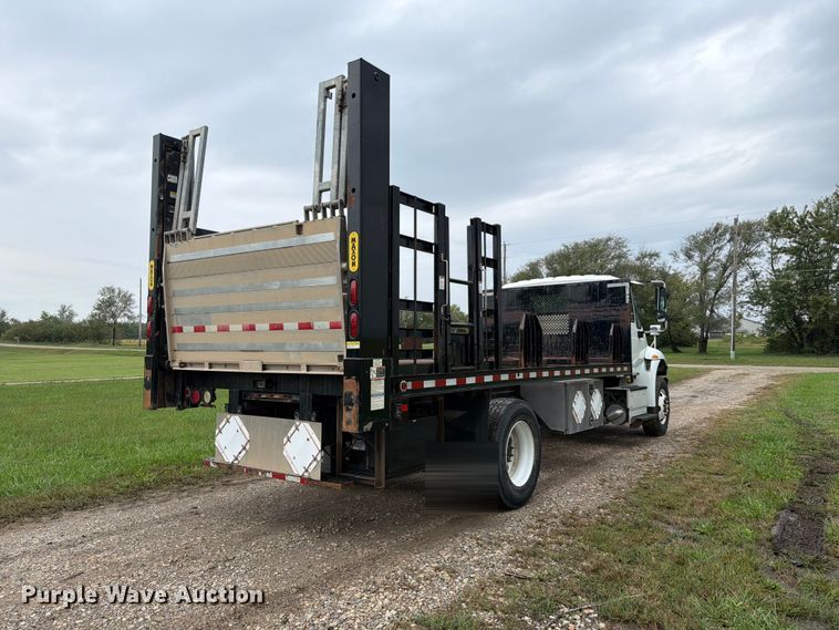 image for item FH6421 2016 International 4400 flatbed truck