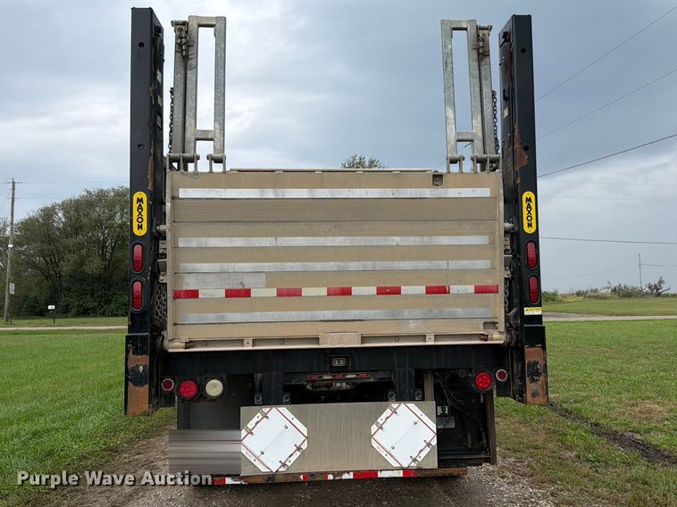 image for item FH6421 2016 International 4400 flatbed truck