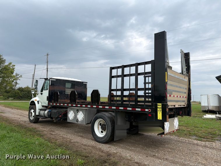 image for item FH6421 2016 International 4400 flatbed truck