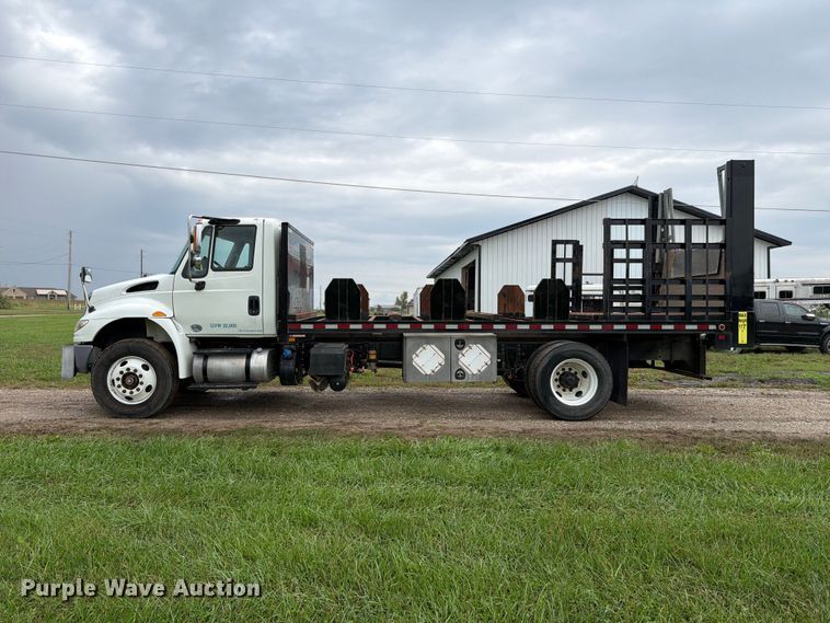 image for item FH6421 2016 International 4400 flatbed truck