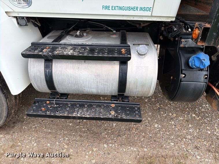 image for item FH6421 2016 International 4400 flatbed truck
