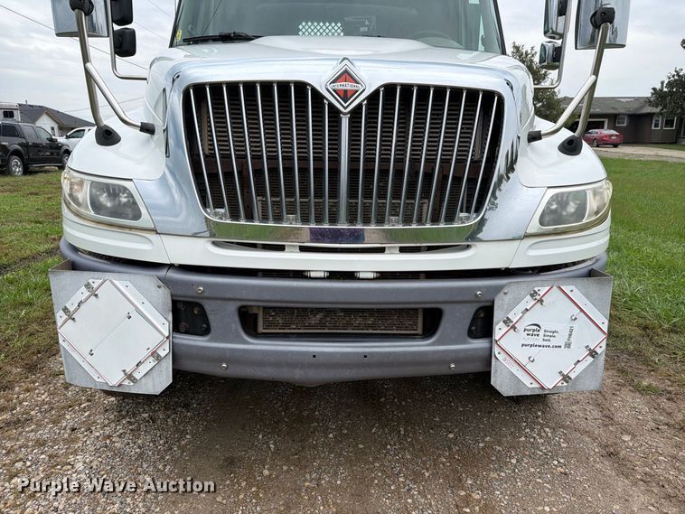 image for item FH6421 2016 International 4400 flatbed truck