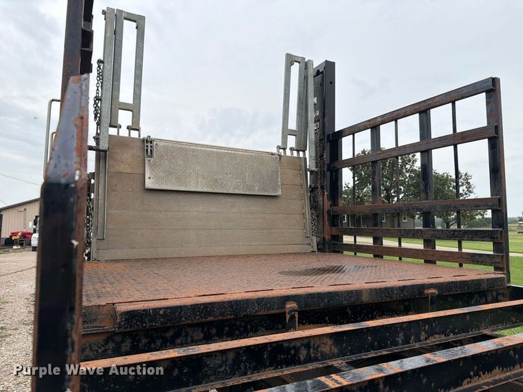 image for item FH6421 2016 International 4400 flatbed truck
