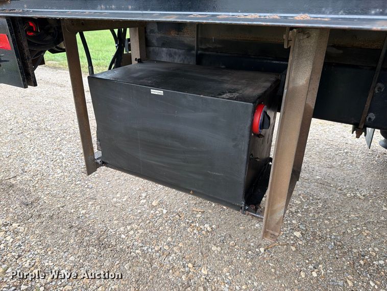 image for item FH6421 2016 International 4400 flatbed truck