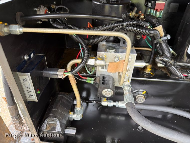 image for item FH6421 2016 International 4400 flatbed truck