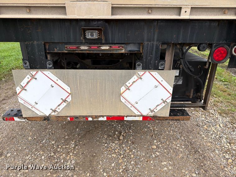 image for item FH6421 2016 International 4400 flatbed truck