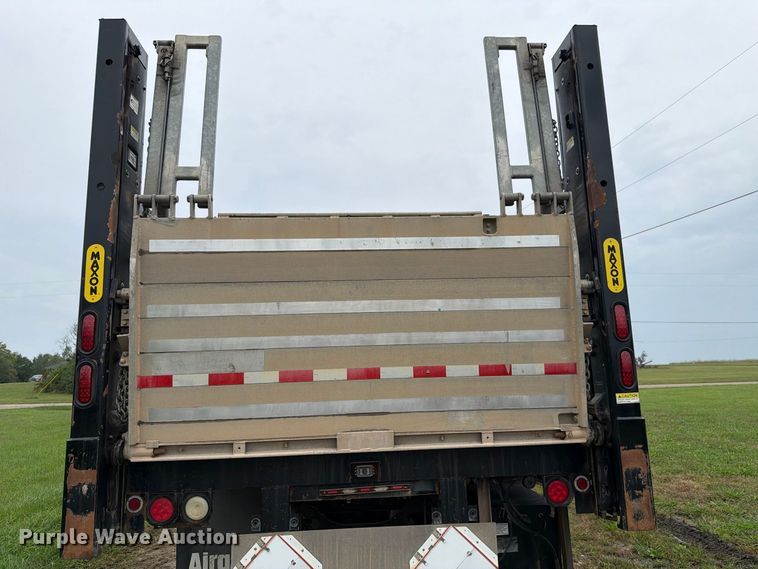 image for item FH6421 2016 International 4400 flatbed truck