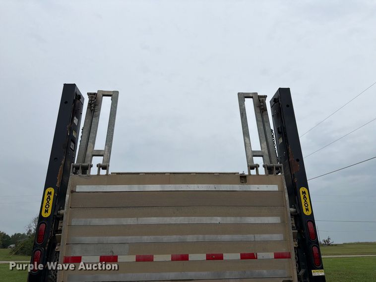 image for item FH6421 2016 International 4400 flatbed truck