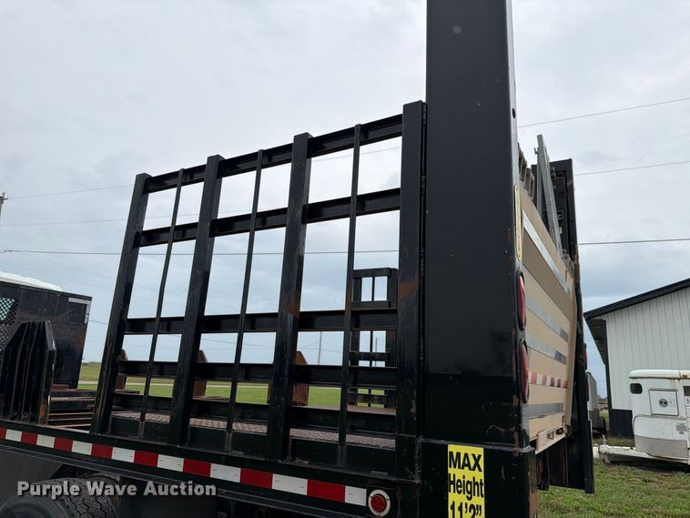 image for item FH6421 2016 International 4400 flatbed truck