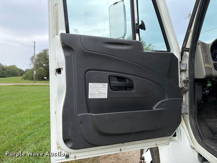 image for item FH6421 2016 International 4400 flatbed truck