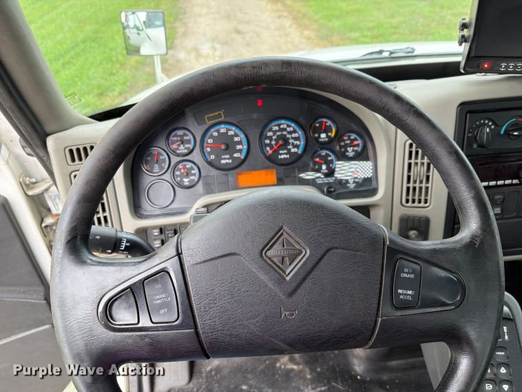image for item FH6421 2016 International 4400 flatbed truck