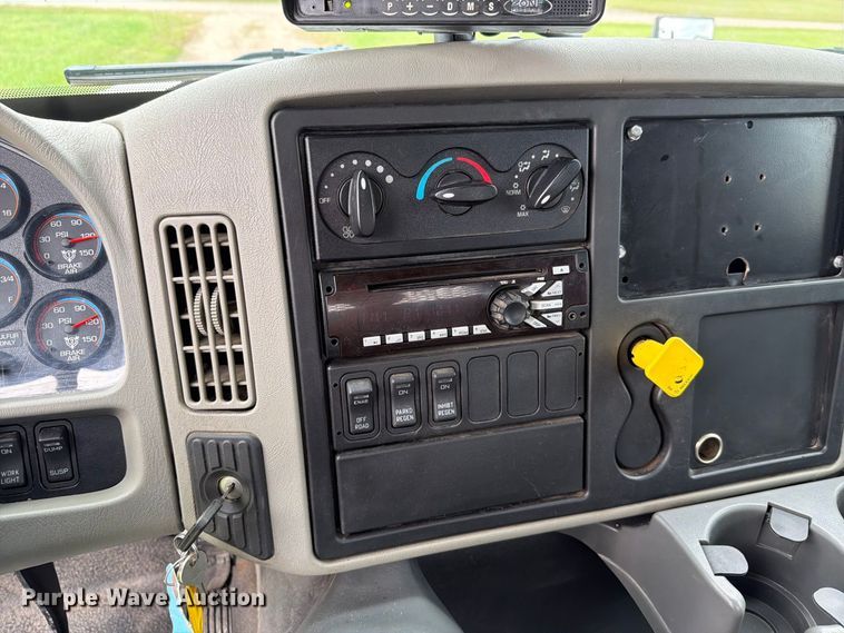 image for item FH6421 2016 International 4400 flatbed truck