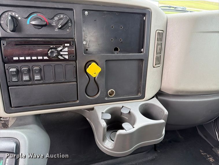 image for item FH6421 2016 International 4400 flatbed truck