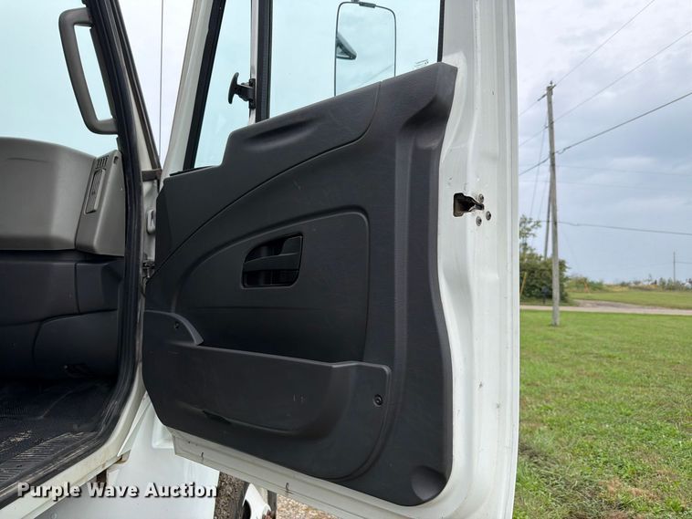 image for item FH6421 2016 International 4400 flatbed truck