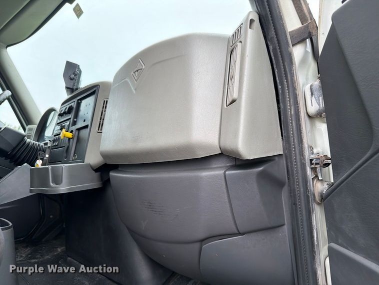 image for item FH6421 2016 International 4400 flatbed truck